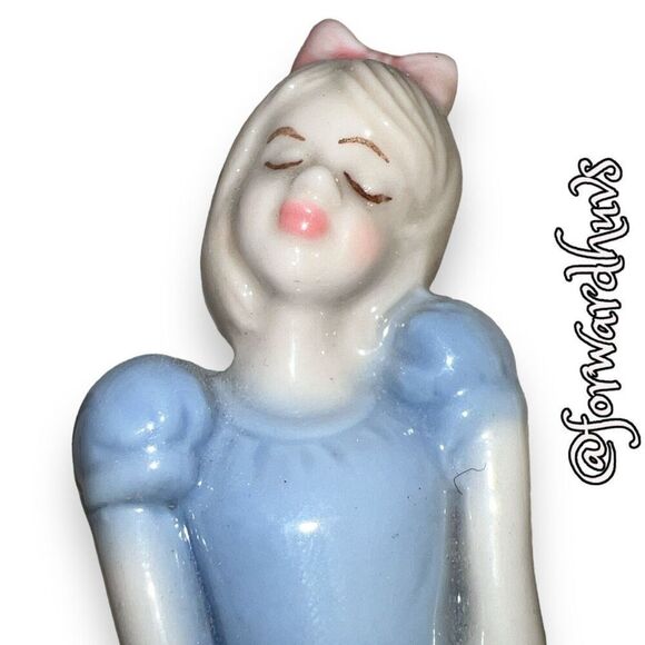 Elegant 5.5-Inch Porcelain Figurine of a Young Lady - Picture 8 of 9